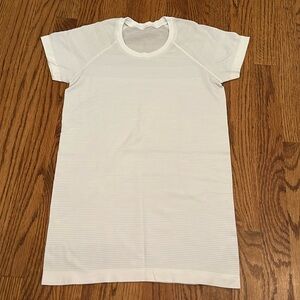 Lululemon swiftly tech white short sleeve top size 6